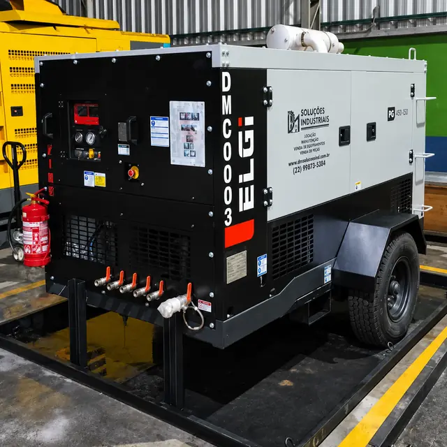Painel e saídas de ar do compressor diesel ELGi da DM Soluções no galpão em Macaé