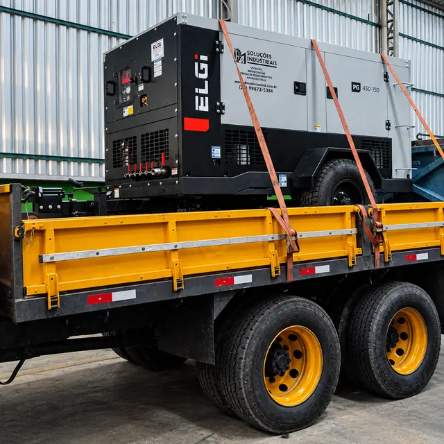 Compressor diesel da DM Soluções sendo transportado em caminhão até a obra