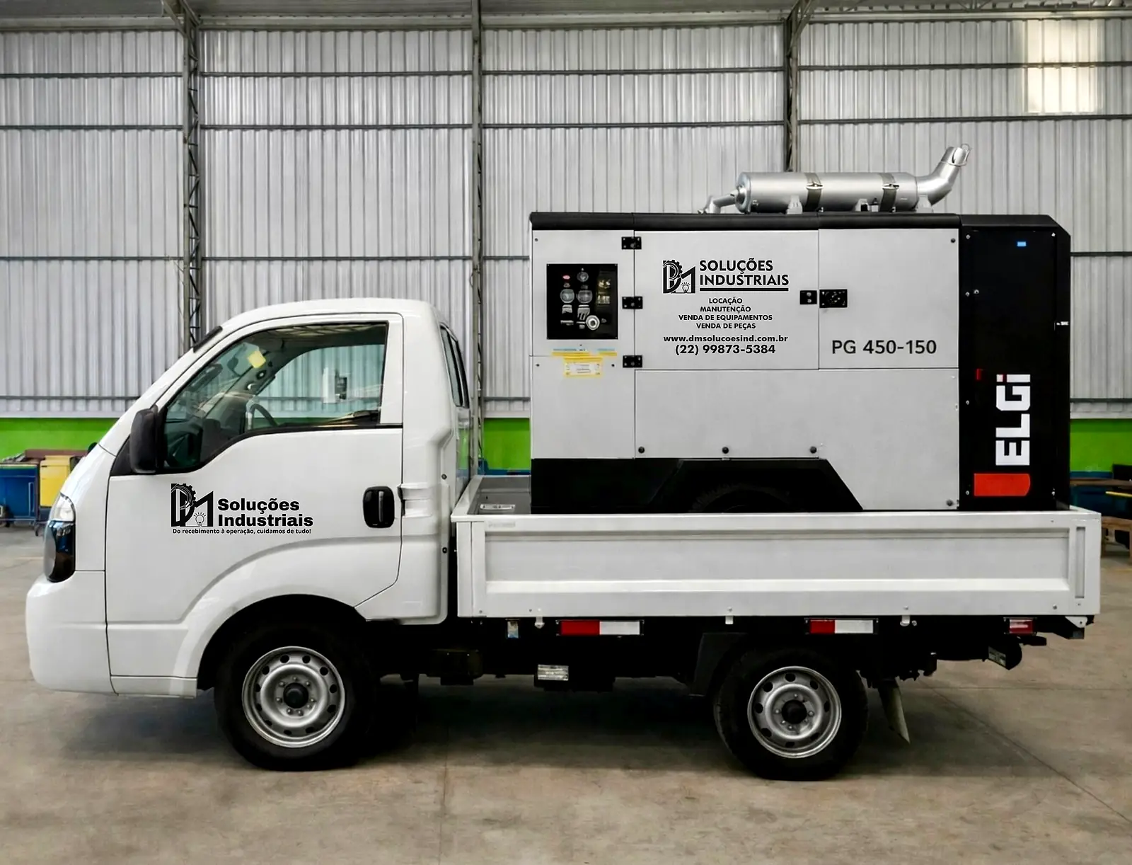 Caminhão da DM Soluções transportando um compressor diesel ELGi PG 450-150 para locação
